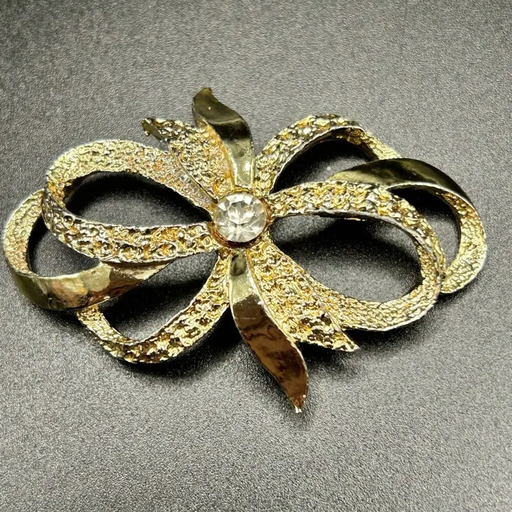 L0175 Gerry’s Brooch gold tone bow 2 1/4” Vintage